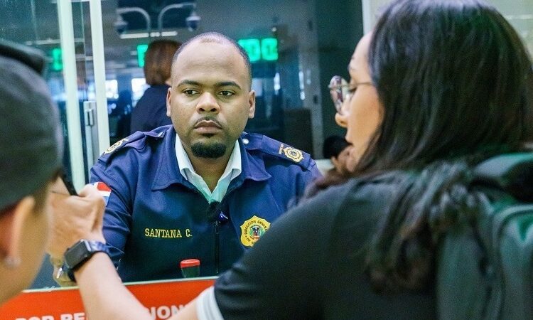 Aduanas moderniza sistema de inspecciones migratorias y trámites administrativos
