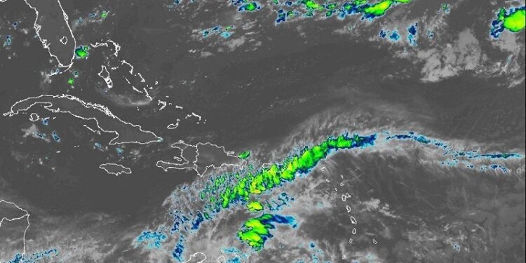 Onda tropical y vaguada generarán aguaceros este sábado