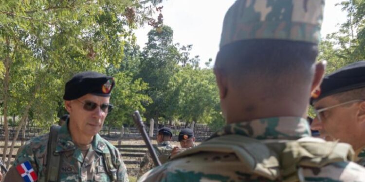 Comandante del Ejército recorre unidades fronterizas en provincias Pedernales e Independencia