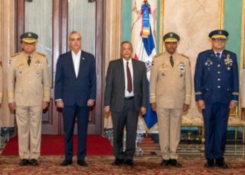 Abinader toma juramento a nuevos comandantes del Ejército y la Fuerza Aérea y al director de la Policía