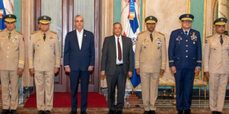 Abinader toma juramento a nuevos comandantes del Ejército y la Fuerza Aérea y al director de la Policía