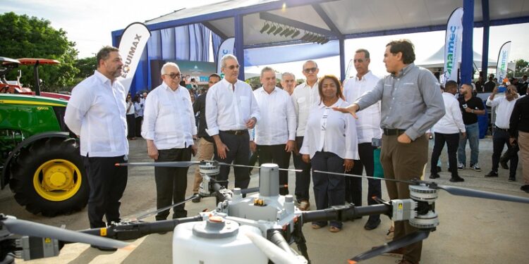 Presidente Abinader pide a agricultores continuar tecnificándose para eliminar la mano de obra extranjera