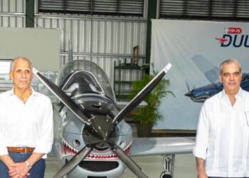 Abinader y el presidente de Honduras recorren la Base Aérea de San Isidro