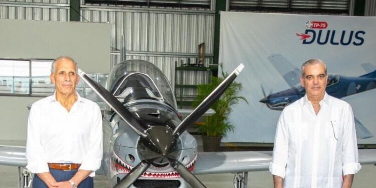 Abinader y el presidente de Honduras recorren la Base Aérea de San Isidro