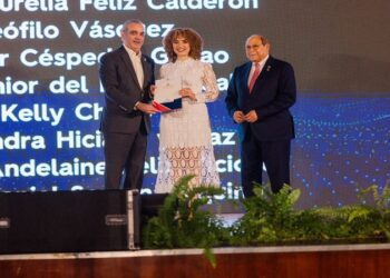 Abinader entrega 1.500 becas internacionales para cursar programas de especialización, maestrías y doctorados