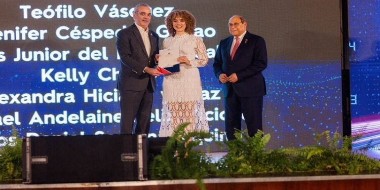Abinader entrega 1.500 becas internacionales para cursar programas de especialización, maestrías y doctorados