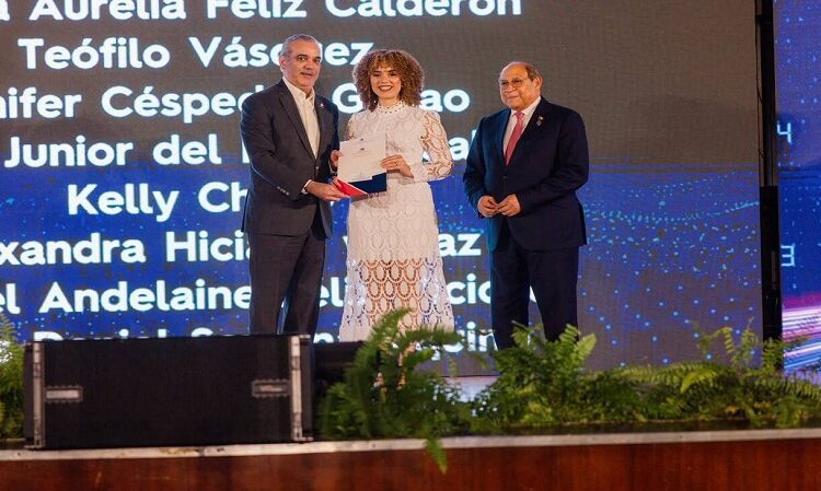 Abinader entrega 1.500 becas internacionales para cursar programas de especialización, maestrías y doctorados