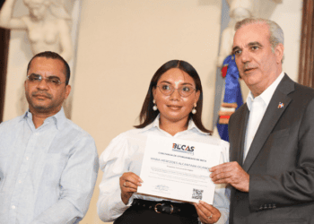 Presidente Abinader encabeza entrega de más de 36.000 becas tecnológicas