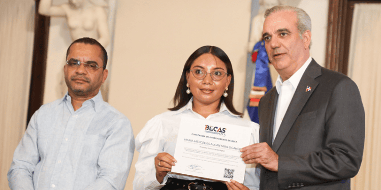 Presidente Abinader encabeza entrega de más de 36.000 becas tecnológicas