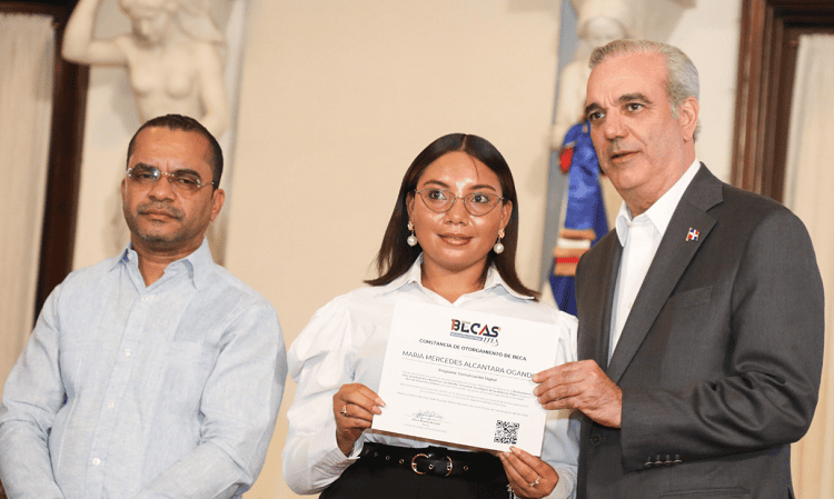 Presidente Abinader encabeza entrega de más de 36.000 becas tecnológicas