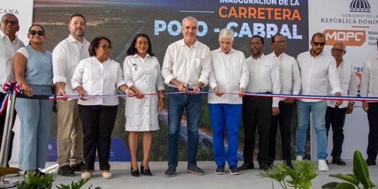 Abinader inaugura carretera Cabral–Polo