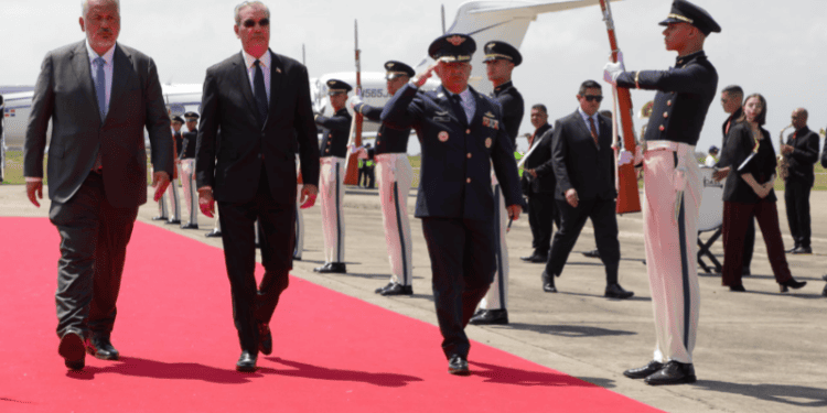 Presidente Abinader llega a Cali para participar en la transmisión de mando presidencial de Colombia