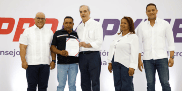 Presidente Abinader entrega RD$ 85 millones a 400 microempresarios
