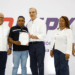 Presidente Abinader entrega RD$ 85 millones a 400 microempresarios