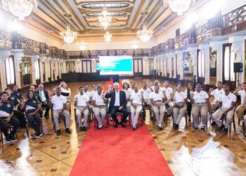 Presidente Abinader se reúne con 53 estudiantes sordos que completaron su formación en inteligencia artificial