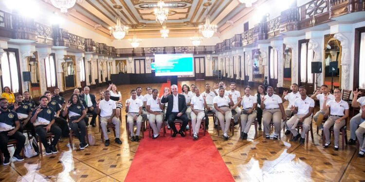 Presidente Abinader se reúne con 53 estudiantes sordos que completaron su formación en inteligencia artificial