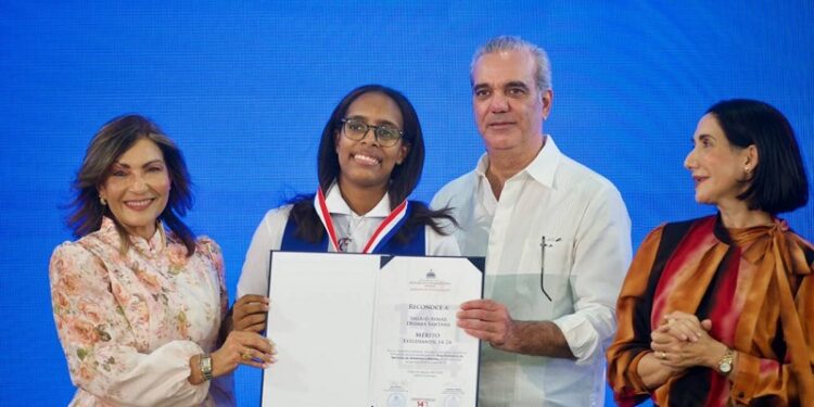 Orgulloso el presidente Abinader de jóvenes graduados de Oportunidad 14/24