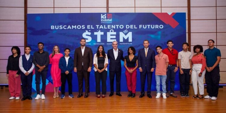 Presidente Abinader entrega reconocimientos del Indotel a estudiantes destacados en concurso