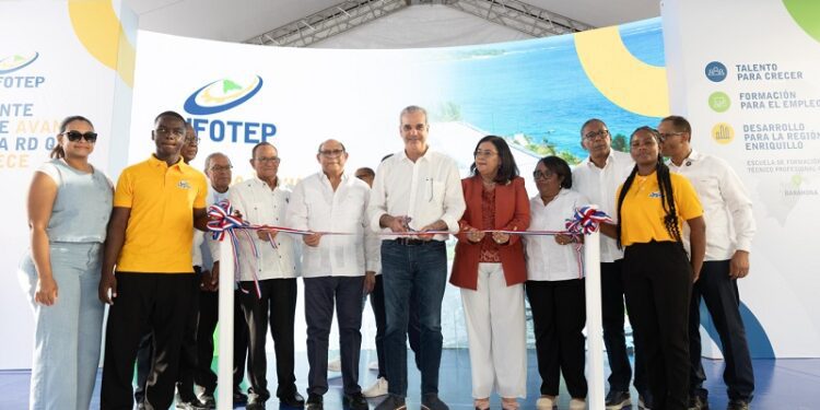 Presidente Abinader inaugura Escuela de Formación Técnico Profesional Guarocuya