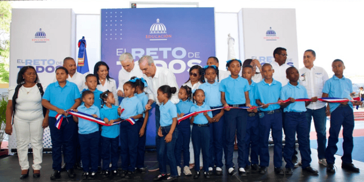 Presidente Abinader convoca a la comunidad educativa a iniciar el lunes el año escolar