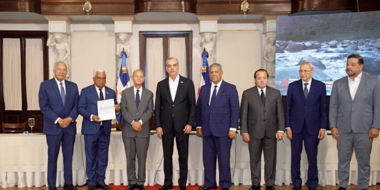 Abinader asegura dejará legado histórico con la entrega de títulos de parques nacionales al Estado Dominicano