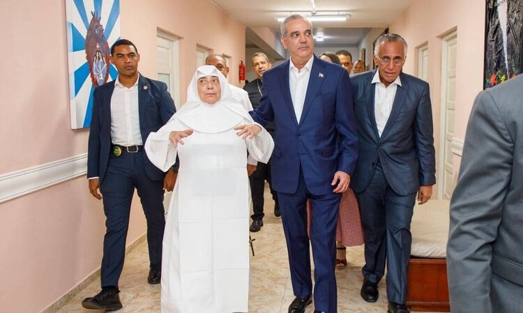 Presidente Abinader visita Hogar de Ancianos San Francisco de Asís