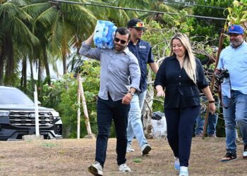 Vivienda y ODSEC llevan agua potable y cisternas a comunidades de Loíza