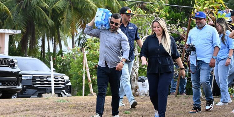 Vivienda y ODSEC llevan agua potable y cisternas a comunidades de Loíza