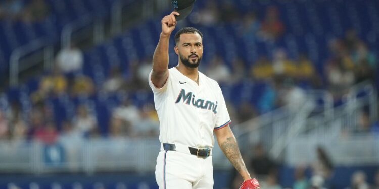 Alcántara hace historia de nuevo y fija récord de innings lanzados con los Marlins