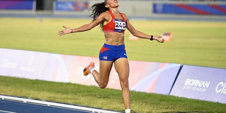 Cubana Anisleidis Ochoa conquista con oro los 5,000 metros