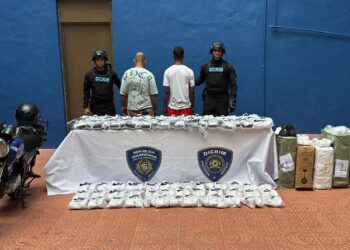 Policía apresa a dos hombres por robo en almacén comercial