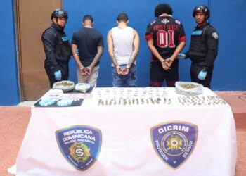 DICRIM apresa a tres con presuntas drogas, dinero y un vehículo