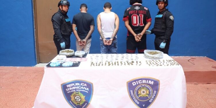 DICRIM apresa a tres con presuntas drogas, dinero y un vehículo