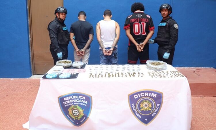 DICRIM apresa a tres con presuntas drogas, dinero y un vehículo