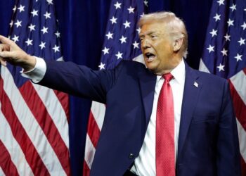 «Que me bese el culo»: Fuerte agarrón entre jefe provincial canadiense y Trump en plena guerra comercial