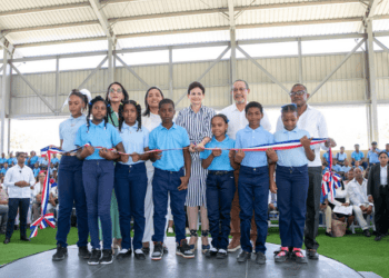 Vicepresidenta Raquel Peña entrega en Azua, techado de la Escuela Javier Antonio Castillo Pérez