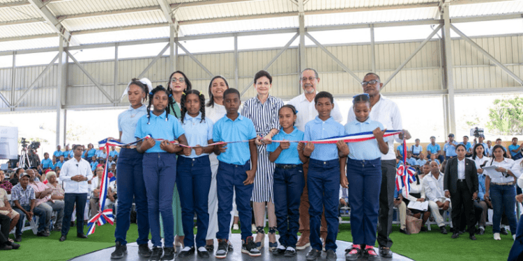 Vicepresidenta Raquel Peña entrega en Azua, techado de la Escuela Javier Antonio Castillo Pérez