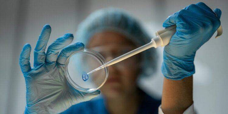 Científicos cubanos desarrollan fármaco contra el cáncer en medio del bloqueo