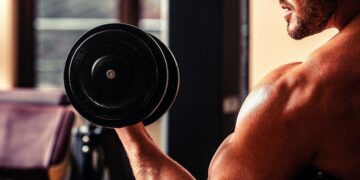¿Cómo ganar músculo después de los 40 sin destrozarte las articulaciones en el proceso?