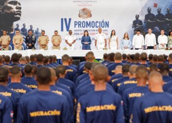 Vicepresidenta Peña encabeza graduaciones en Santiago