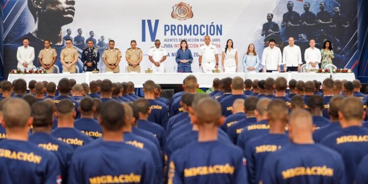 Vicepresidenta Peña encabeza graduaciones en Santiago