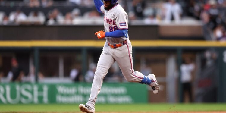 Luis Robert Jr. colocado en waivers por los Mets (fuente)