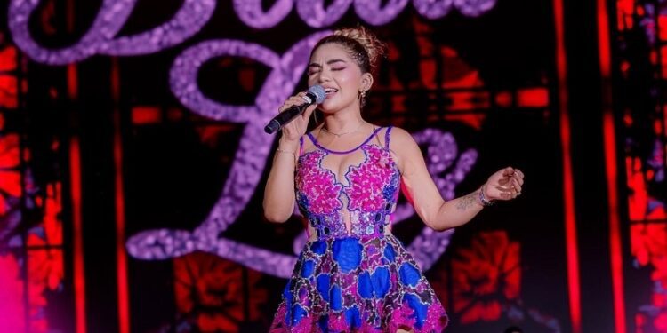 El video que indigna a Perú: Cantante denuncia al director de su orquesta por tocamientos obscenos