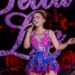 El video que indigna a Perú: Cantante denuncia al director de su orquesta por tocamientos obscenos
