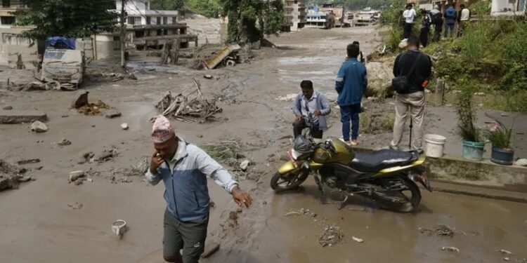 Recuperan 98 muertos tras la riada en Nepal y más de 700 personas desaparecidas