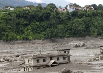 Aumentan a 55 los muertos y a 403 los desaparecidos en la riada masiva en Nepal