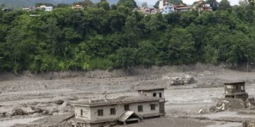 Aumentan a 55 los muertos y a 403 los desaparecidos en la riada masiva en Nepal