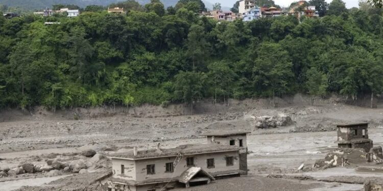 Aumentan a 55 los muertos y a 403 los desaparecidos en la riada masiva en Nepal