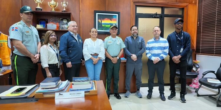 Director de la DIGESETT y autoridades locales coordinan acciones en entornos de centros educativos en Moca