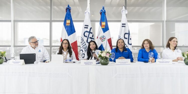 Procuradora sostiene encuentro de trabajo con titulares y directores de equipos del Ministerio Público